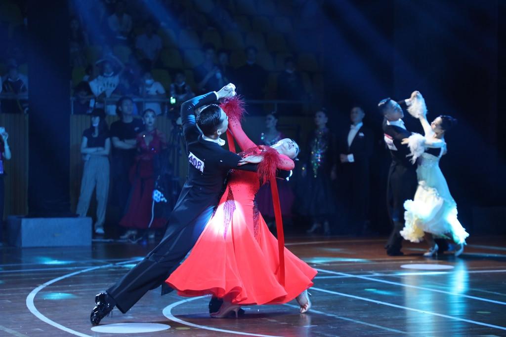 舞起来首届川渝体育舞蹈联盟杯赛激情开幕