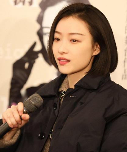 倪妮两套服装造型释出,搭配干练短发,这清爽文艺的复古感太绝了