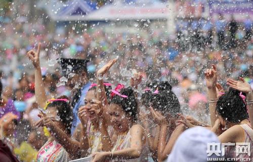 互泼吉祥圣水,共庆傣历新年(央广网发 张江元 摄)