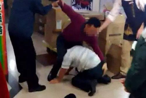 男子商场摸7岁小女孩屁股被其家长暴打图