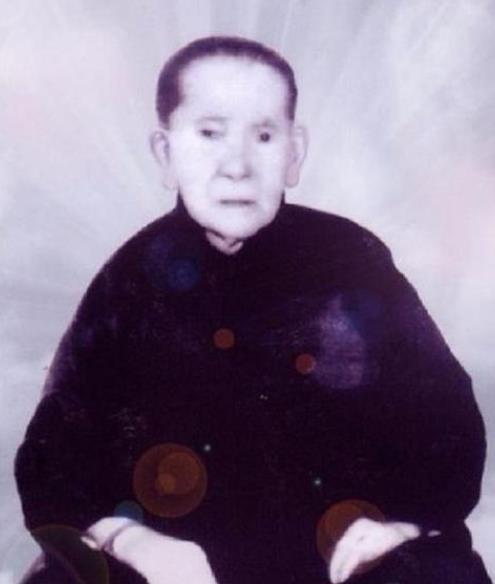 纯印老人:照顾妹妹11年,大方布施乡邻,圆寂留下百颗五彩舍利