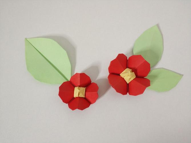 立体折纸山茶花,贴在墙上或者礼品盒做装饰都很漂亮,好看又实用