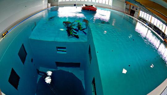 33米!探秘世界上最深的游泳池