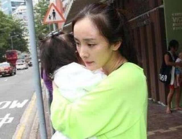 33岁杨幂产下一女后,有谁注意她的肚子照?网友:当妈的