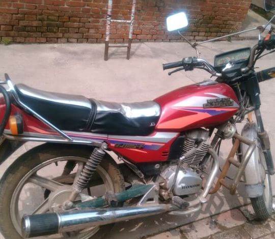 钱江125摩托车