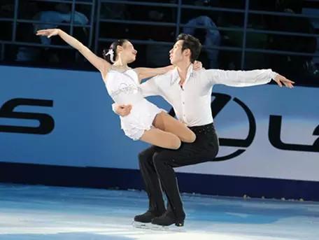 当看到中国双人滑年轻的"我们"之间的距离还是这样的