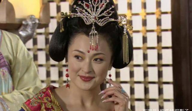 大唐歌飞:王璐瑶扮演杨玉环,图三头顶一棵卷心菜,图五舞姿撩人_造型