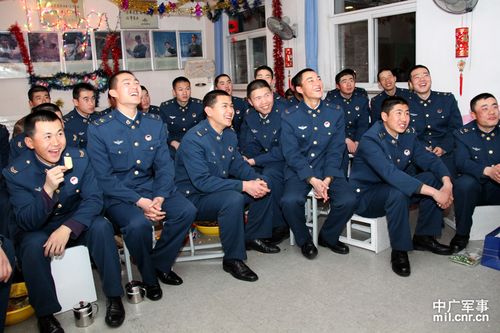 记者走军营:空军某警卫营官兵站岗执勤过除夕