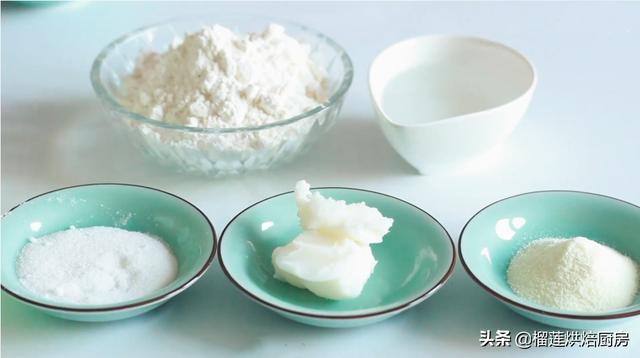 油酥团:咸蛋黄5个,猪油55g,低筋粉100g,盐2g,白酒适量