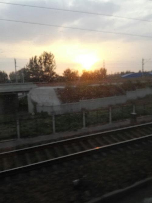16年10月13日,乘作z49北京西到成都火车上拍的夕阳.
