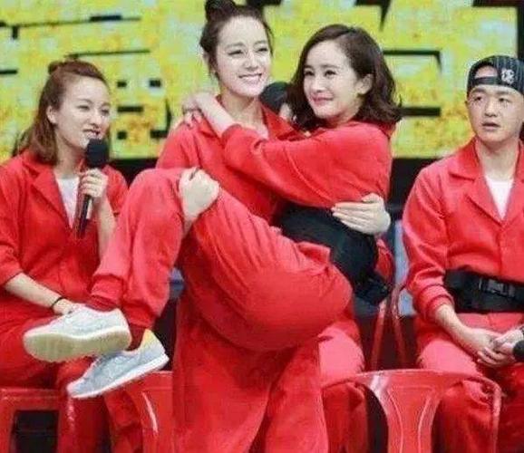 女星被公主抱的瞬间,迪丽热巴真汉子!