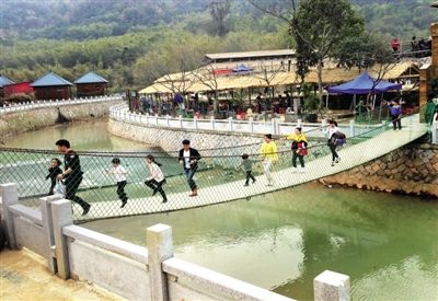 前天,在平阳县昆阳镇水亭社区流水白农耕园,一批游客从整治后的前溪