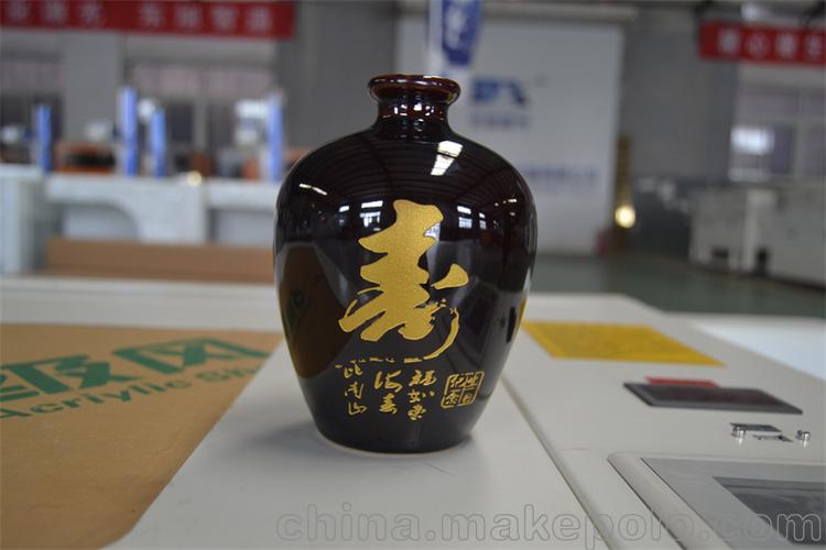 酒坛雕刻机刻字厂家效果 东旭激光景德镇陶瓷酒瓶批发激光雕刻