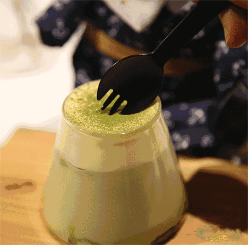 【阿苏山的夏】是原味和抹茶口味混合的提拉米苏,口感特别绵软.