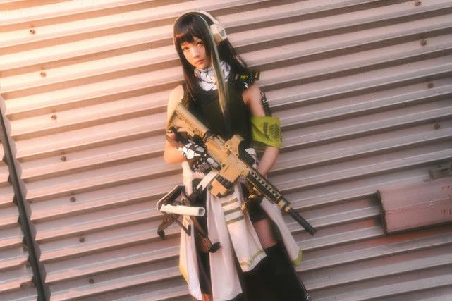 小网红cos少女前线这把m4你用的惯么