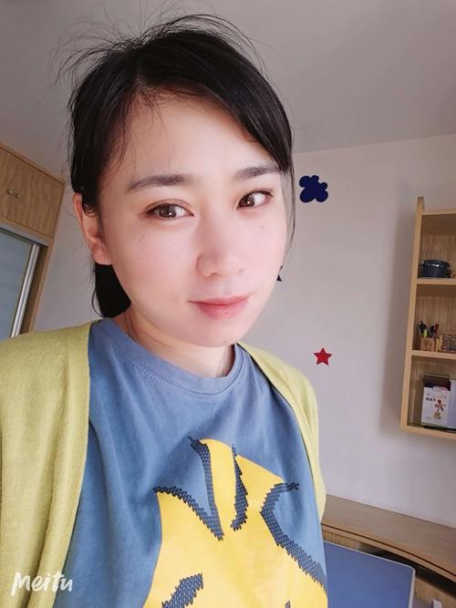 这是我们的张老师,和颜悦色,但是我们调皮的时候就是另外一种面孔了