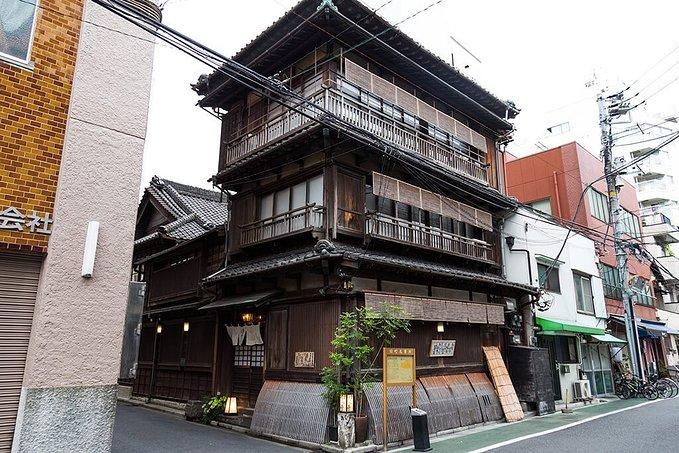 在根津一带信步闲游时,视线会被一座整体榉木构造的三层和式家屋所