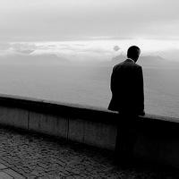 孤单一人男生黑白背影头像