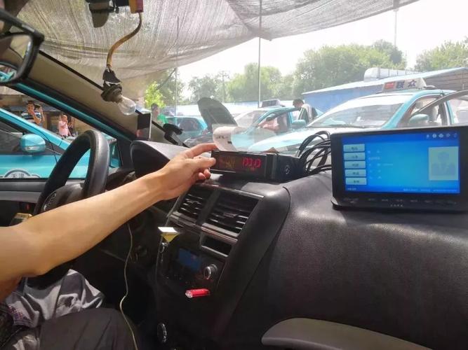 城事| 天津出租车管理出新规!车内安装摄像头