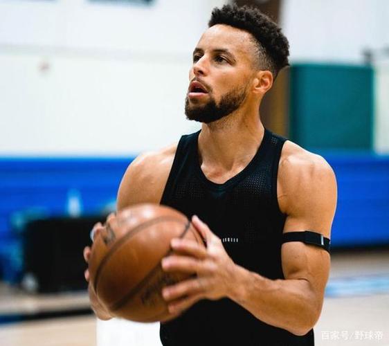 亮眼,库里最新训练照出炉!麒麟臂堪比威少,库日天回来