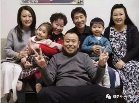 60岁潘长江全家生活近照,女儿素颜好美,外孙好搞笑,女婿身家过亿