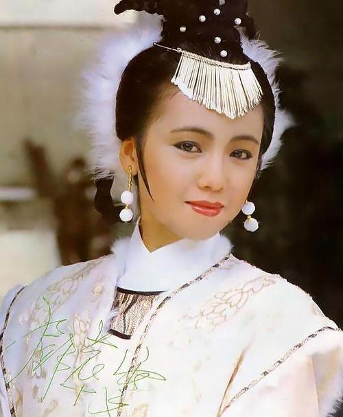 已经成为了演艺圈大前辈的邓萃雯在接受采访时提到了现在的年轻演员和