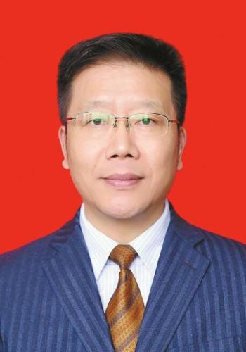 现任江西省九江市政协副主席,九江学院化学与环境工程学院副院长.1