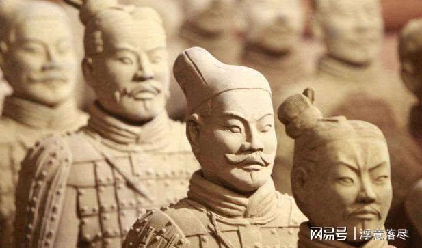 女游客观看秦兵马俑,发现了其中一个不对,看清后立马"