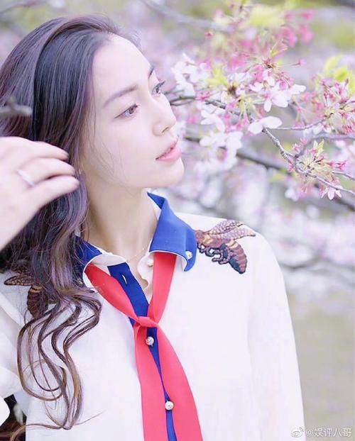 angelababy晒樱花自拍