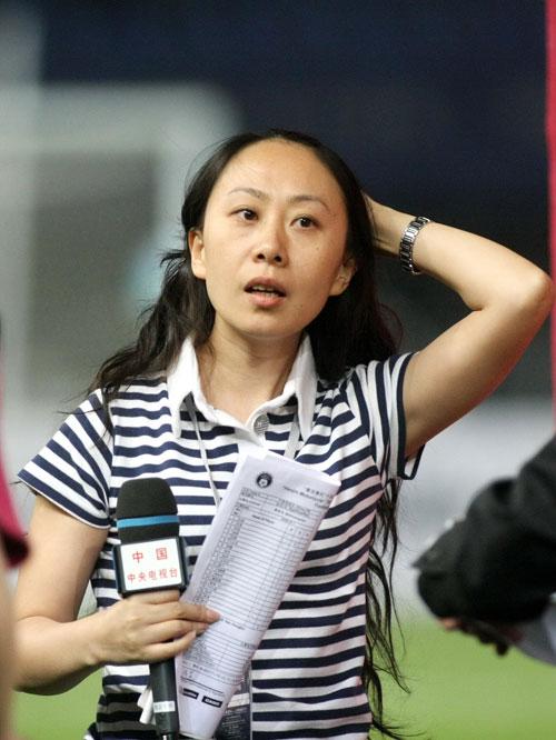 幻灯:央视女记者采访杜威 妩媚动人露专业一面