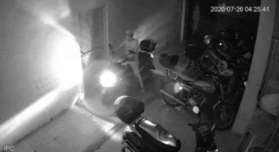 两人三更半夜偷电动车,半小时后又还回来!监控拍下全过程