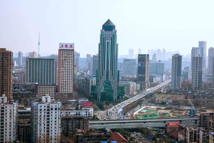 此后,武汉"        "的更迭迎来了一个高潮. 1997年的国贸大厦