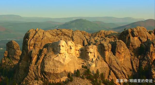 下面,我们可以通过下面几幅图欣赏一下布拉克山拉什莫尔山的总统雕像.