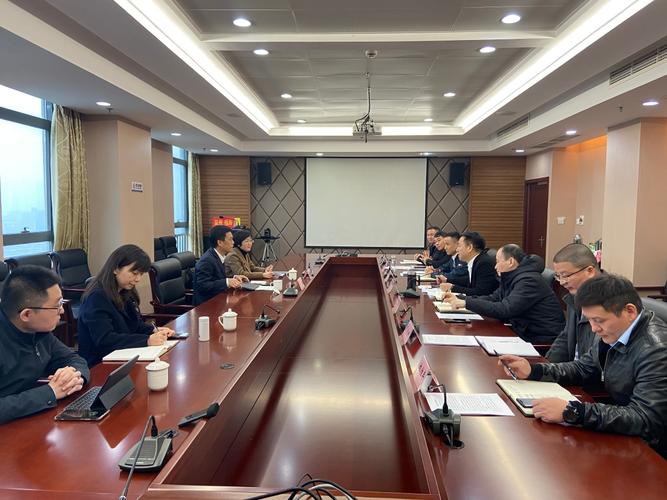 听取汇报后,张昶充分肯定了民政工作所取得的成绩,并就公墓管理,社区