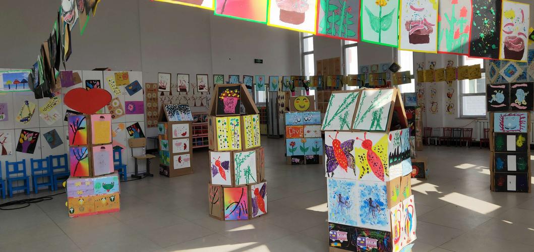 "画笔行走艺术"热烈庆祝东喜启蒙幼儿园首届小梵高美术室内创意画展