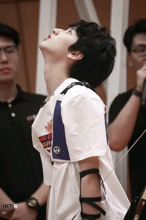 轻小说 短篇小说 【严浩翔x你】当十万踩奶时 严浩翔笑了笑 "嗯,你先