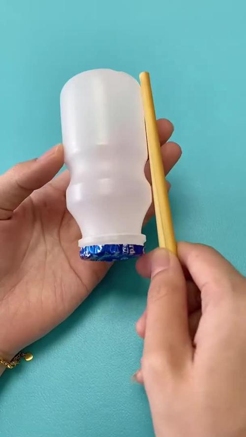 用一次性筷子和喝完的饮料瓶给小朋友做一只动力小船太有趣了吧