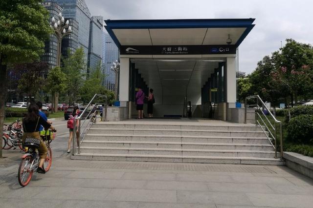 再次来到天府三街地铁口c口,也没有发现"爱心零钱盒"身影.