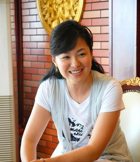 原创44岁沈傲君的气质脸很占优势,穿亮片外套搭配抹胸裙,美到骨子里