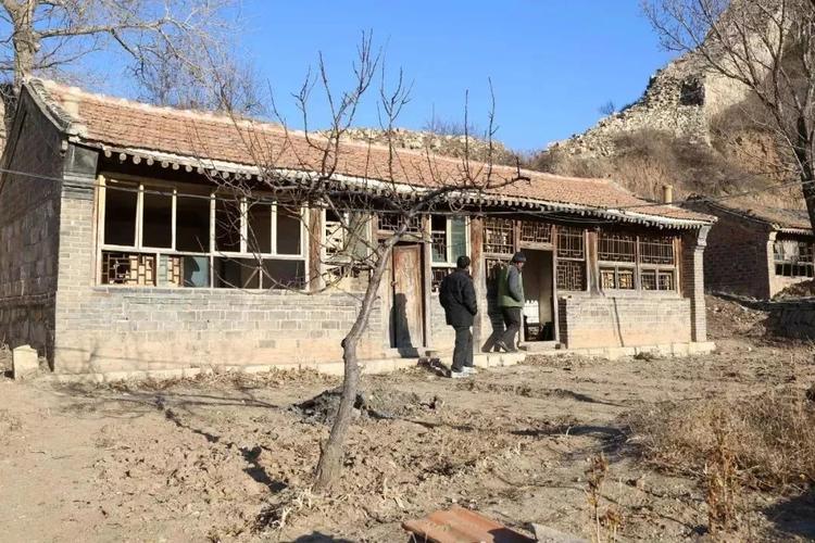 改造前的房子荒废了很久 但主体依然完好 是一座80年代的四开间瓦房
