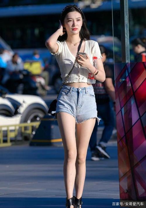 街拍:成熟知性,温文尔雅的女人,真的太迷人了!