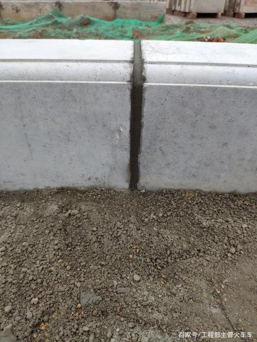 圆钢压实,压出圆润美观的凹缝