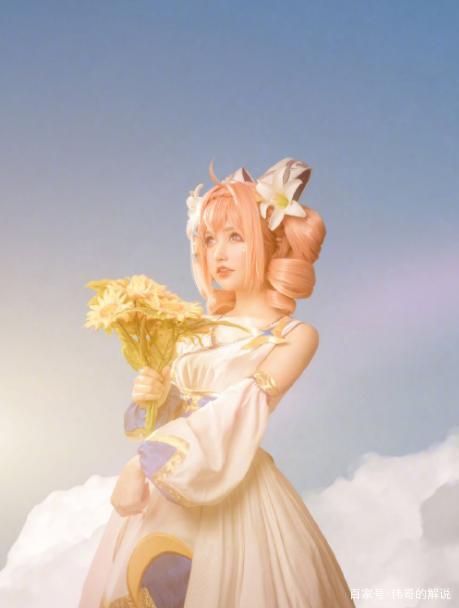 比较游戏中是小短腿,但没想到这个小姐姐cos的蔡文姬这么好看