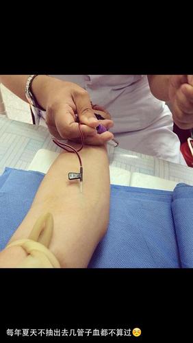 【楼歪了】抽血的时候都能拍张照片发朋友圈你们见.