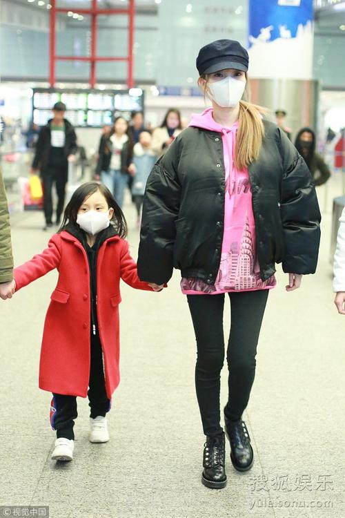 李小璐与女儿现身机场 甜馨戴口罩频挥手很有礼貌