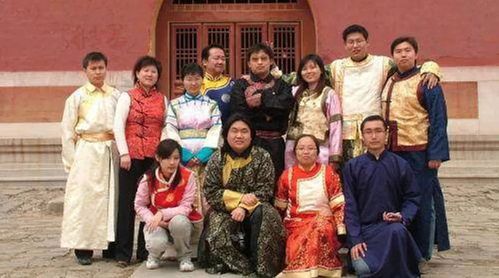 大清亡后爱新觉罗家族全部改姓,后人都以姓氏为荣,定期祭拜祖先