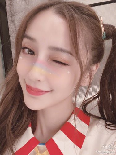 十八岁少女 angelababy绿洲晒自拍 梳双马尾娇俏可爱