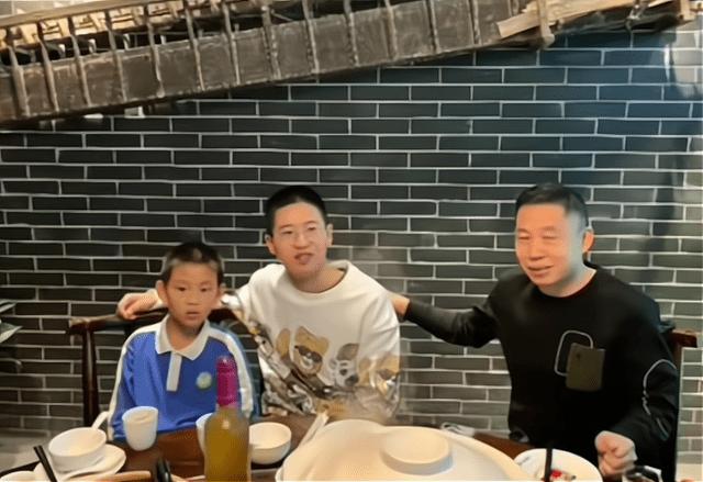 他们一家,经常在短视频平台更新动态,现在孙卓几乎是家喻户晓,不少
