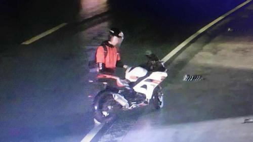 "鬼火少年"无证飙摩托,撞断68岁老人肋骨!