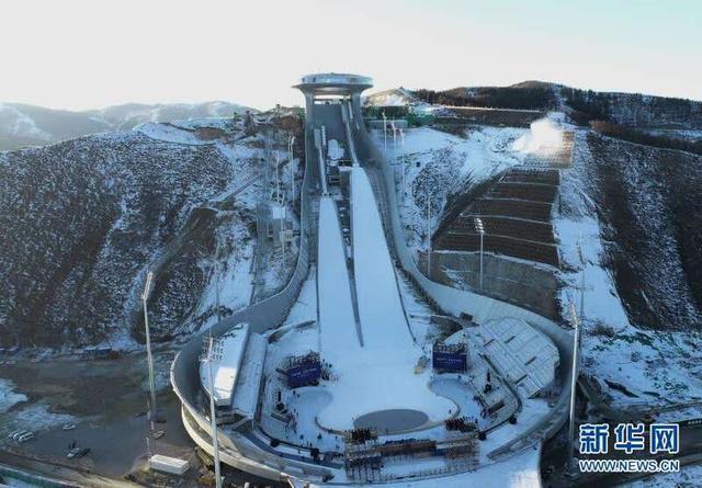 这是位于河北省张家口市崇礼区的国家跳台滑雪中心"雪如意"(无人机